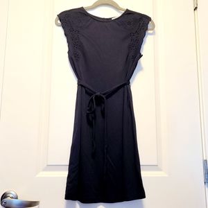 Sleeveless dress with eyelet lace and tie waist